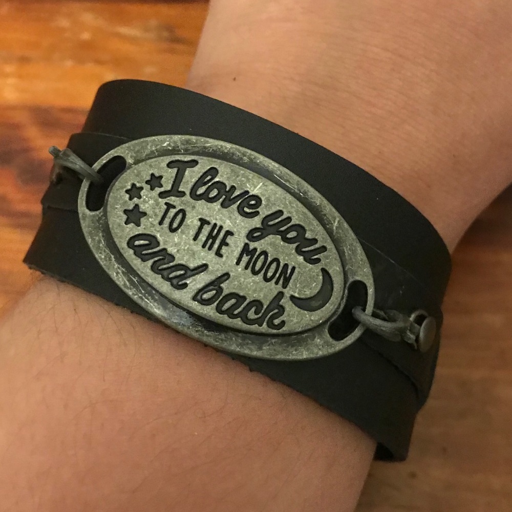 NWOT “I Love you To The Moon and back” Bracelet